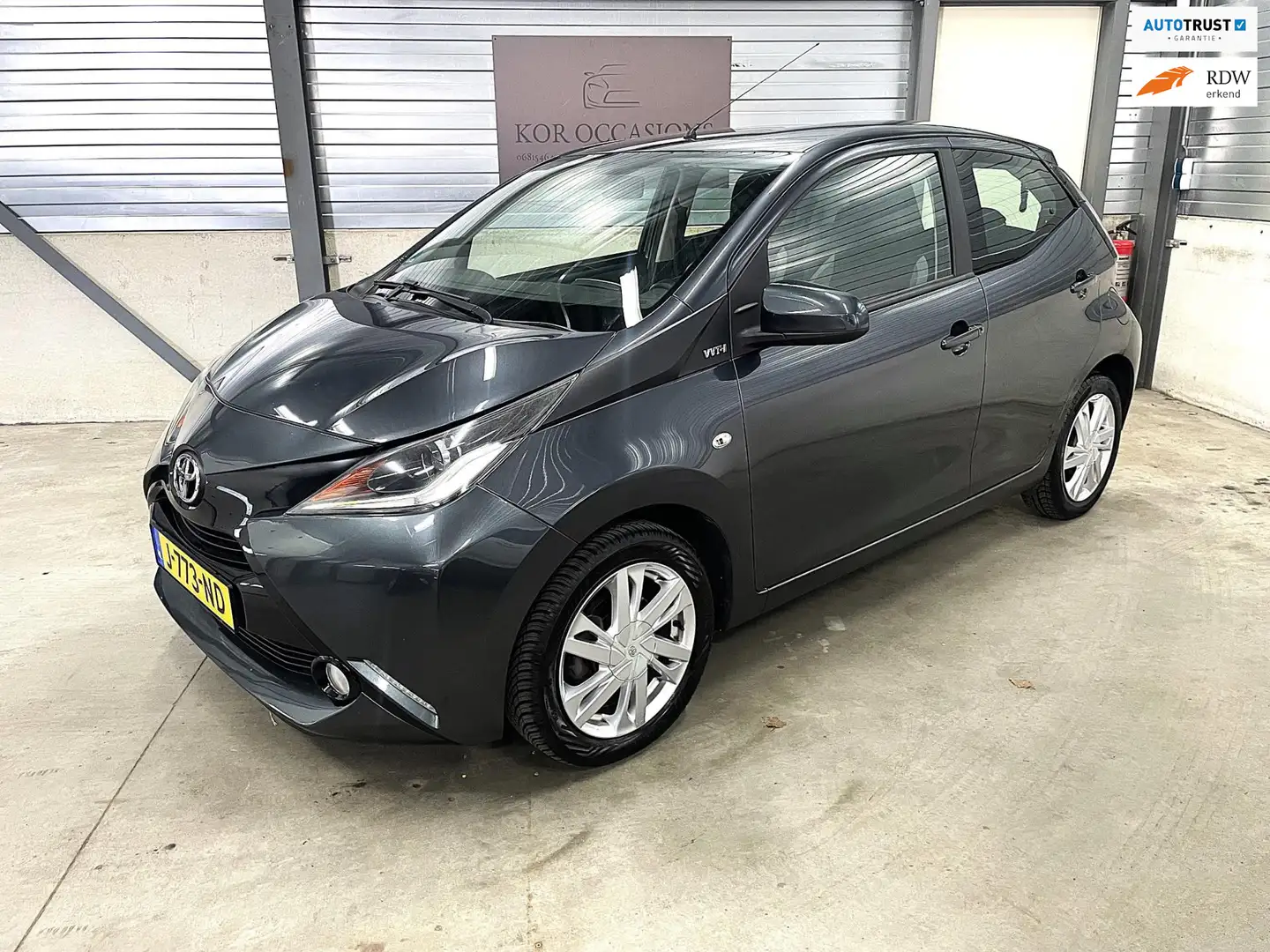 Toyota Aygo 1.0 VVT-i x-cite airco navischerm cruise control Grijs - 1