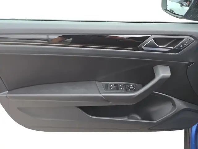 Volkswagen T-Roc view 11