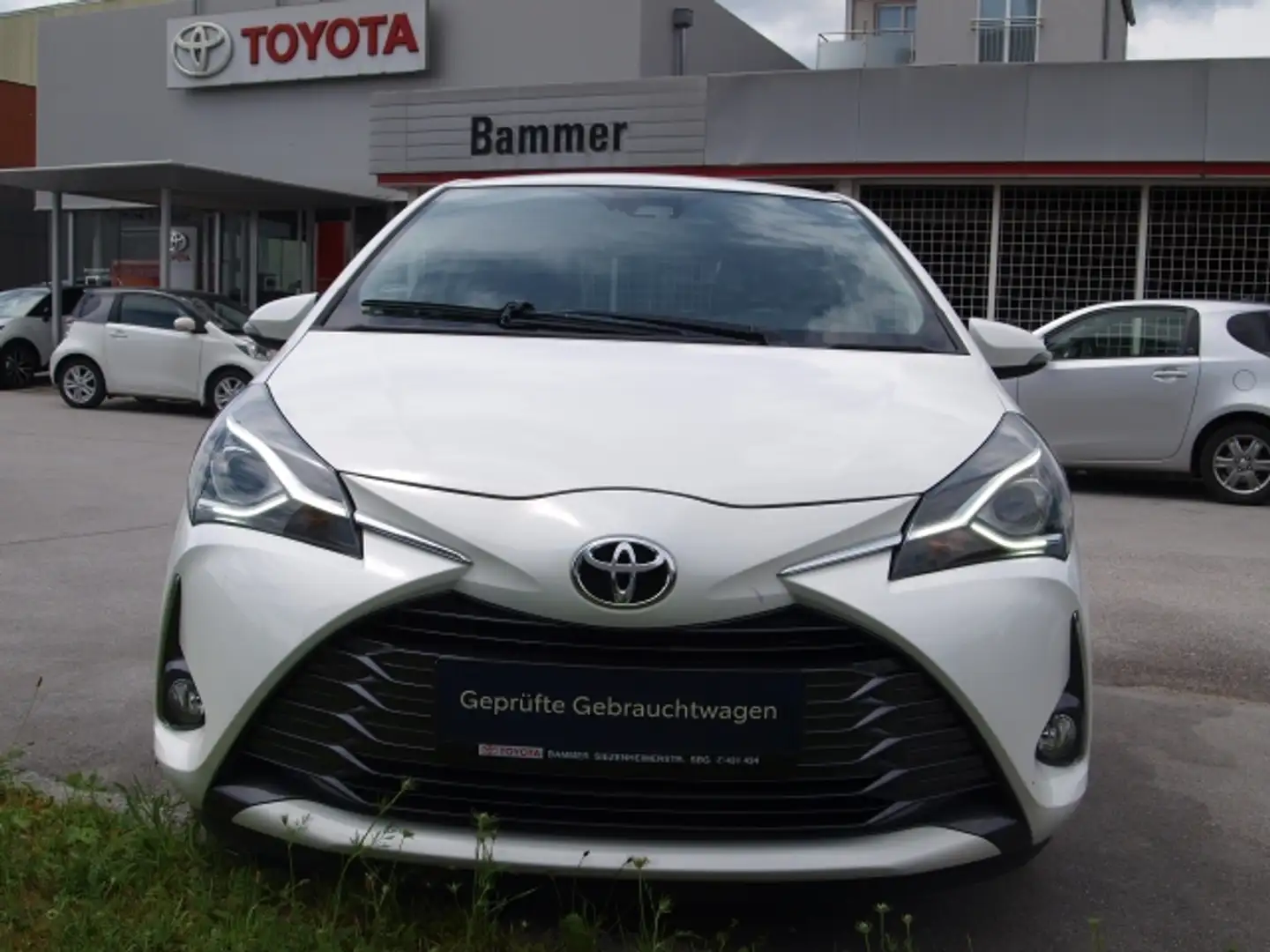 Toyota Yaris Yaris 1,0 VVT-i Active + Design Weiß - 2