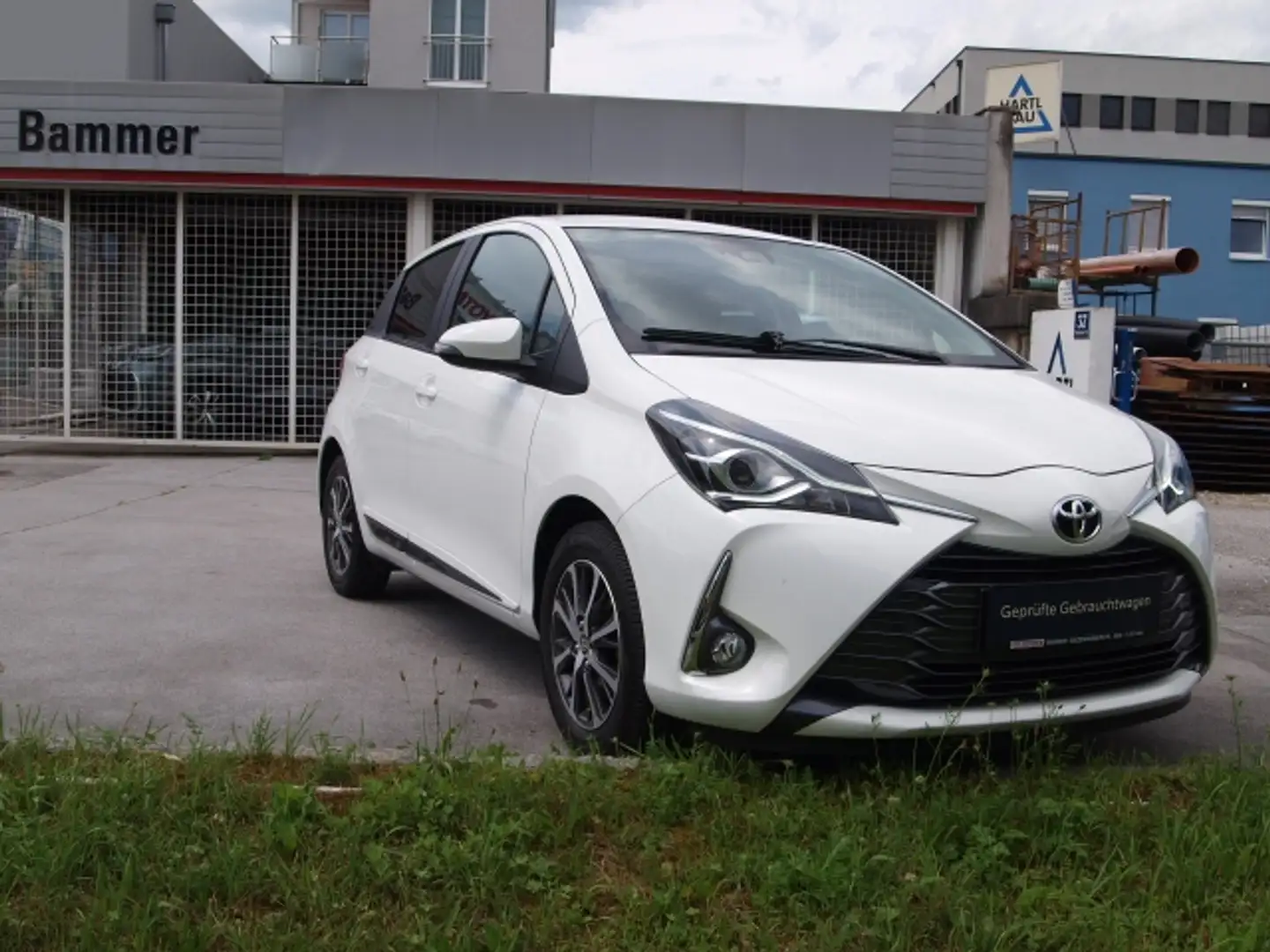 Toyota Yaris Yaris 1,0 VVT-i Active + Design Weiß - 1