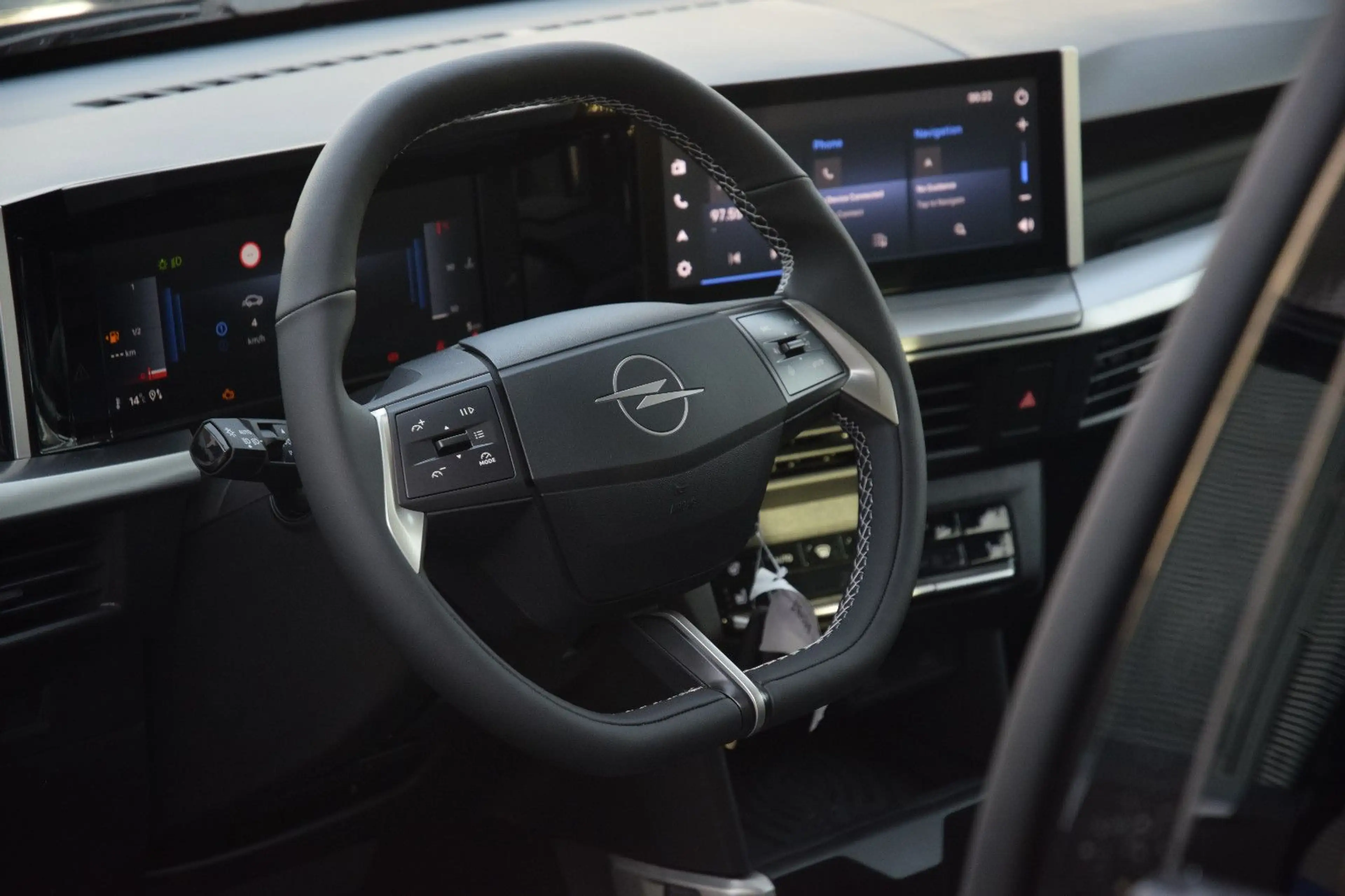 Opel Frontera HYBRID 145 PS GS AUTOMATIK NAVI SHZ LED — photo 14