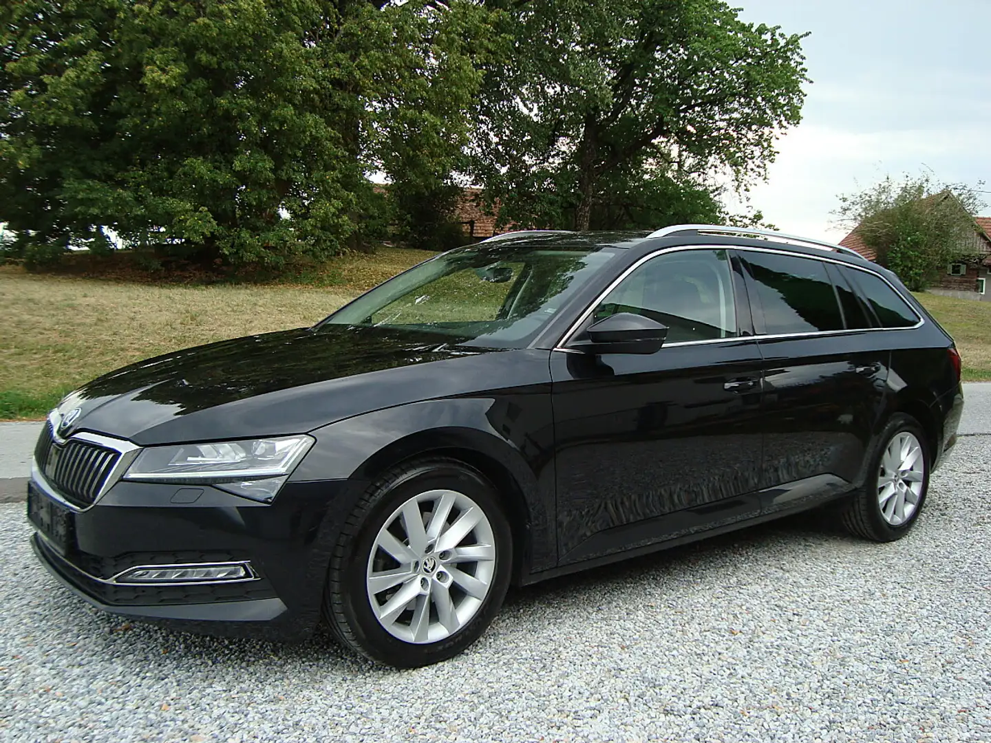 Skoda Superb Kombi 2,0 TDI Style Voll 1-Hand Schwarz - 2