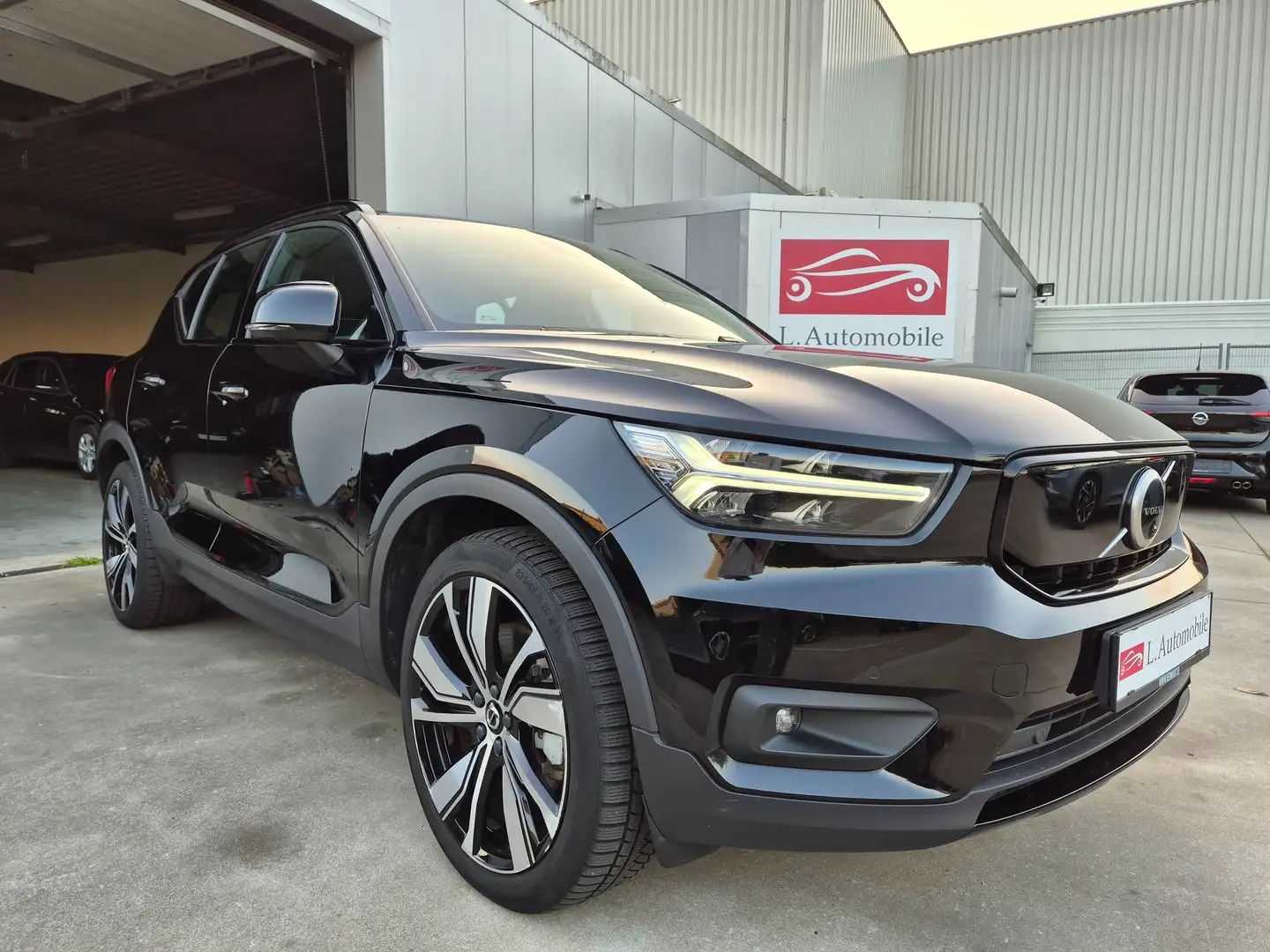 Volvo XC40 P8 AWD 408cv !! Recharge // R-Design // Full !! Schwarz - 2