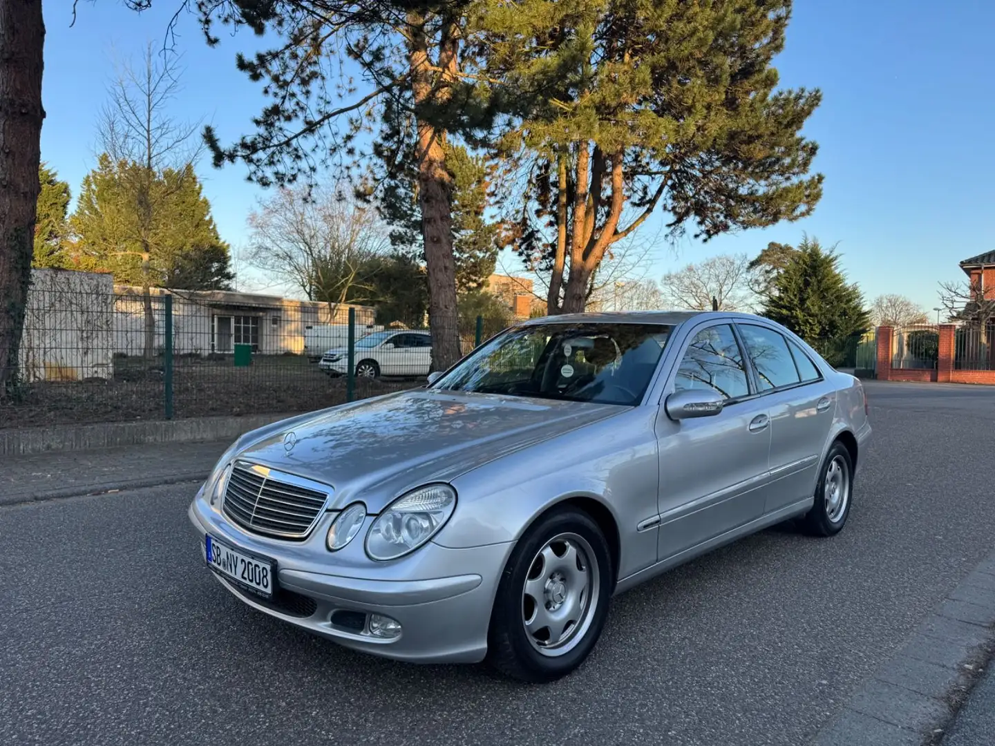 Mercedes-Benz E 220 E -Klasse CDI TÜV NEU Garantie Argent - 1