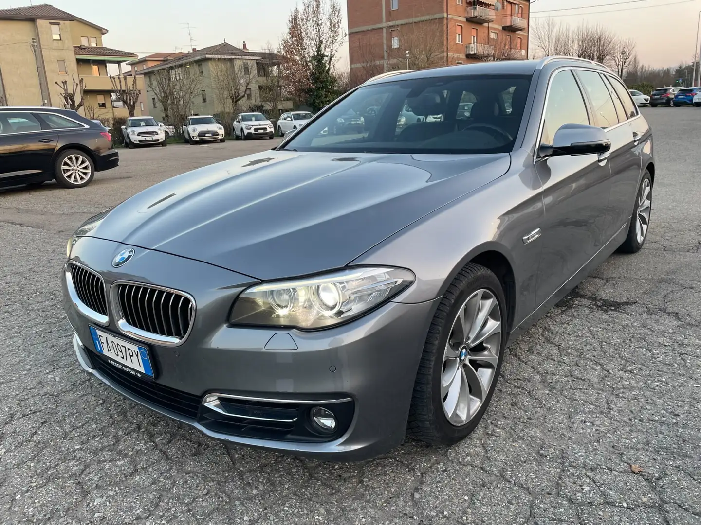 BMW 520 520d xDrive Touring Luxury aut. GANCIO TRAINO Gris - 2