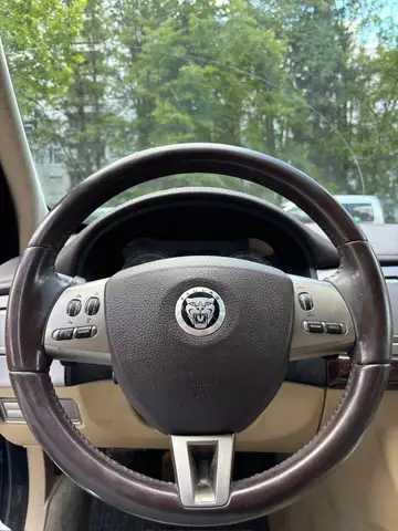 Jaguar XF view 13