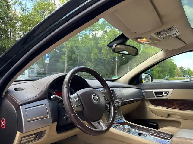Jaguar XF view 9