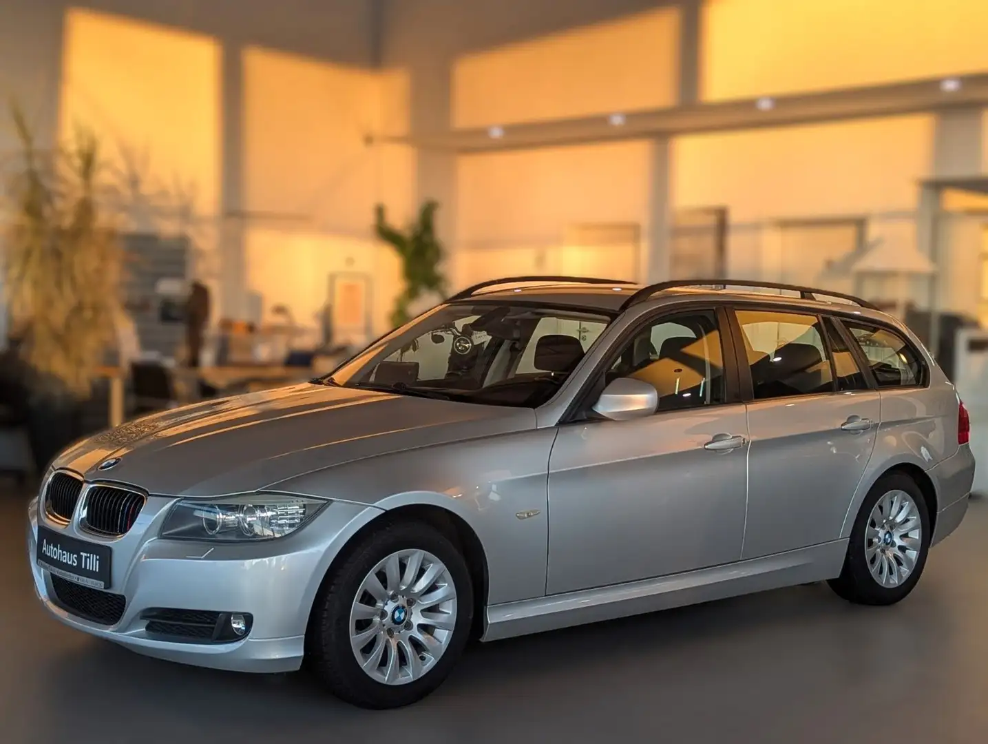 BMW 318 i Touring Automatik /Xenon/AHK/PDC Silber - 1