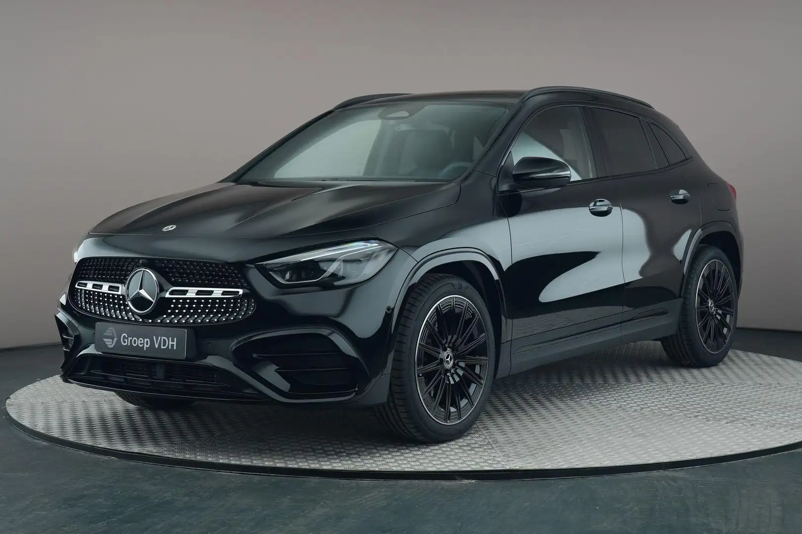 Mercedes-Benz GLA 180 Cars Star Edition Noir - 1
