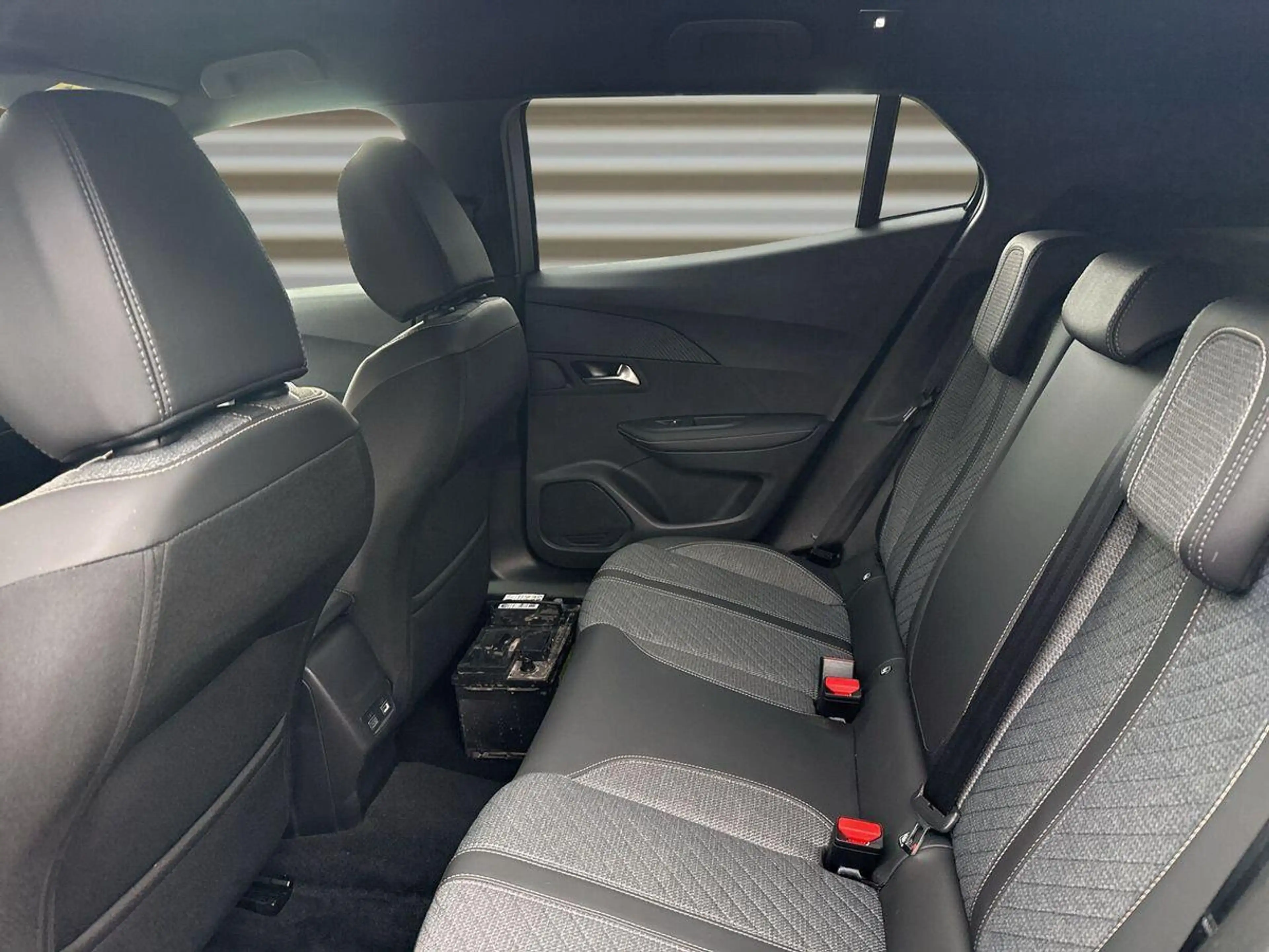 Peugeot 2008 1.2 PureTech Allure EAT8 Navi+R-Kam+LED+ACC+PDC+ — photo 12