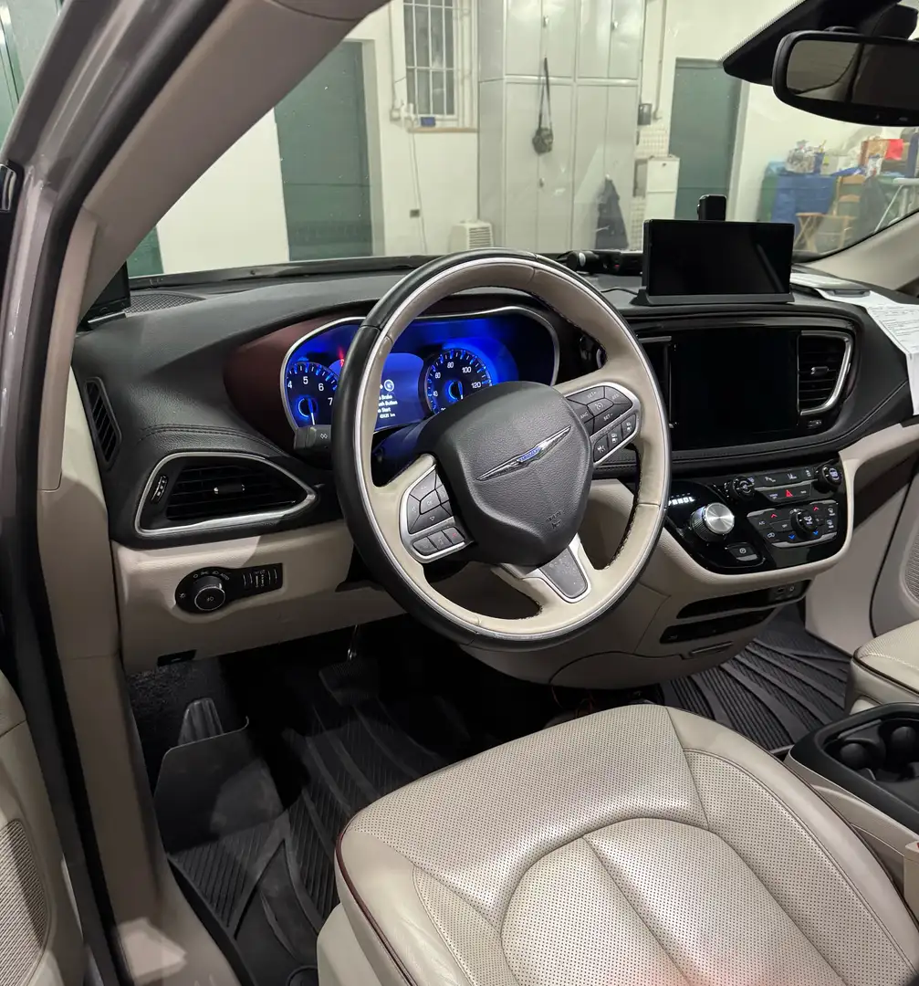 Chrysler Pacifica Limited Šedá - 2