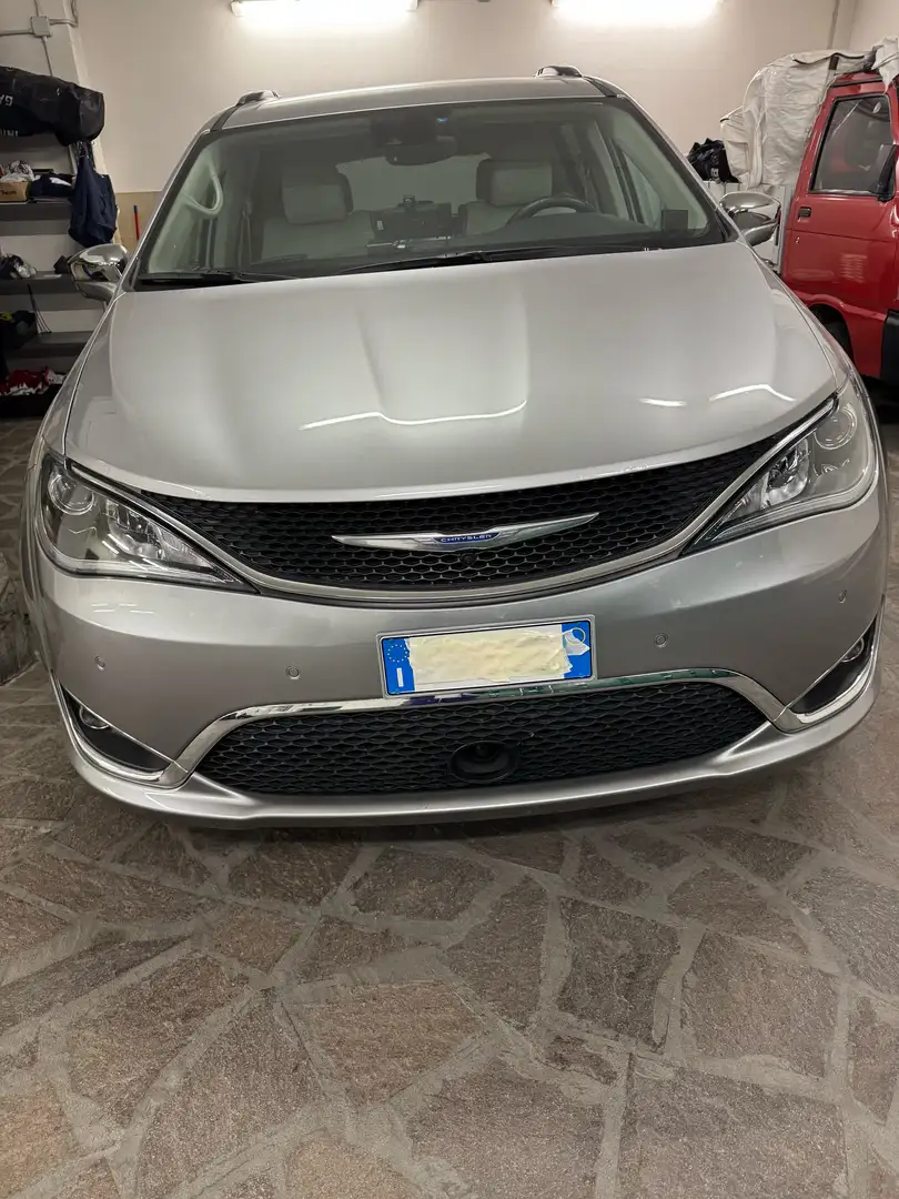 Chrysler Pacifica Limited Šedá - 1