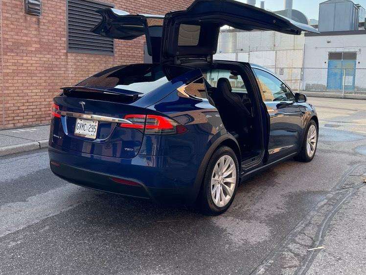 2017 Tesla Model X 75D thumb 9