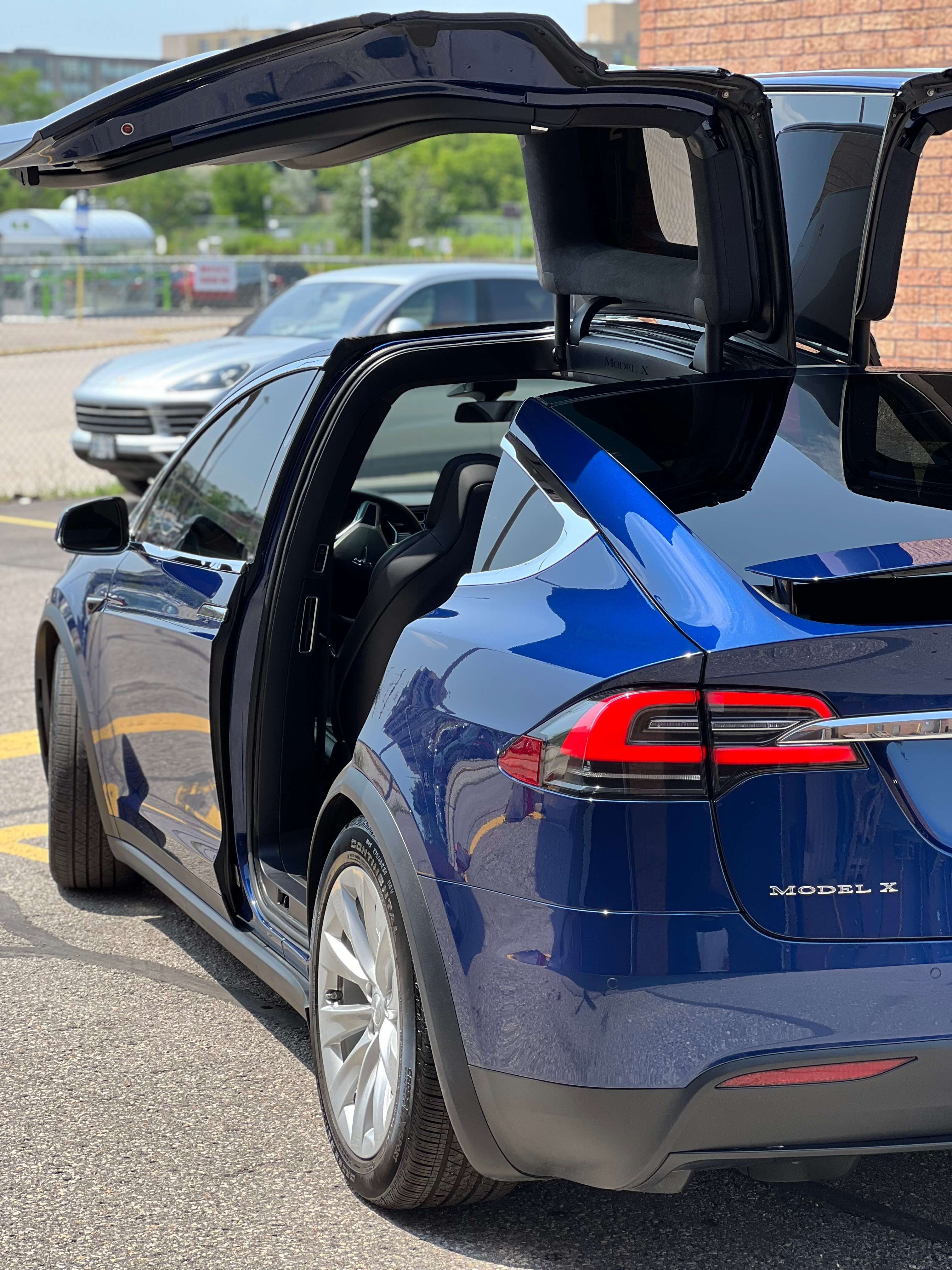 2017 Tesla Model X 75D alt 4