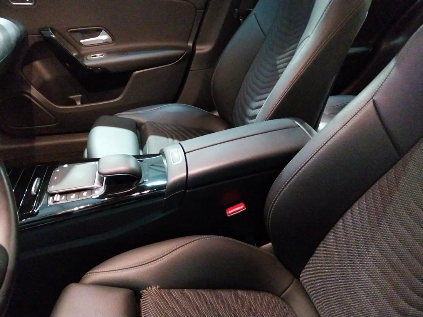 Mercedes-Benz A 180 180d Sedán 7G-DCT Noir - 2