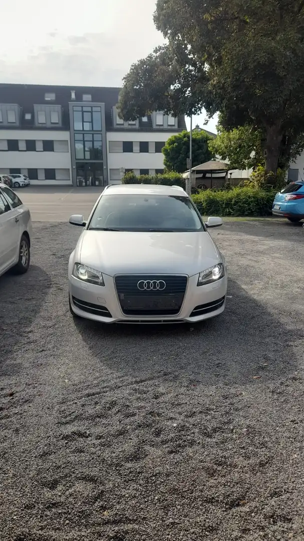 Audi A3 2.0 Top Zustand und Top gepflegt Grau - 1