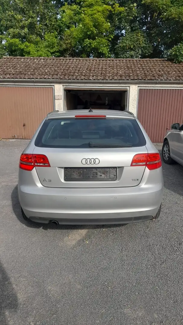 Audi A3 2.0 Top Zustand und Top gepflegt Grau - 2