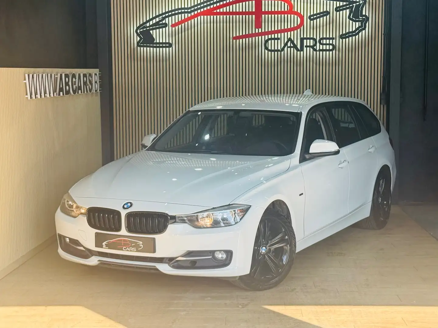 BMW 318 D * Touring - SPORT * GARANTIE 12 MOIS * Wit - 2