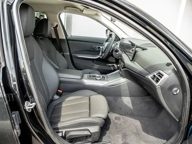 BMW 3 Series view 4
