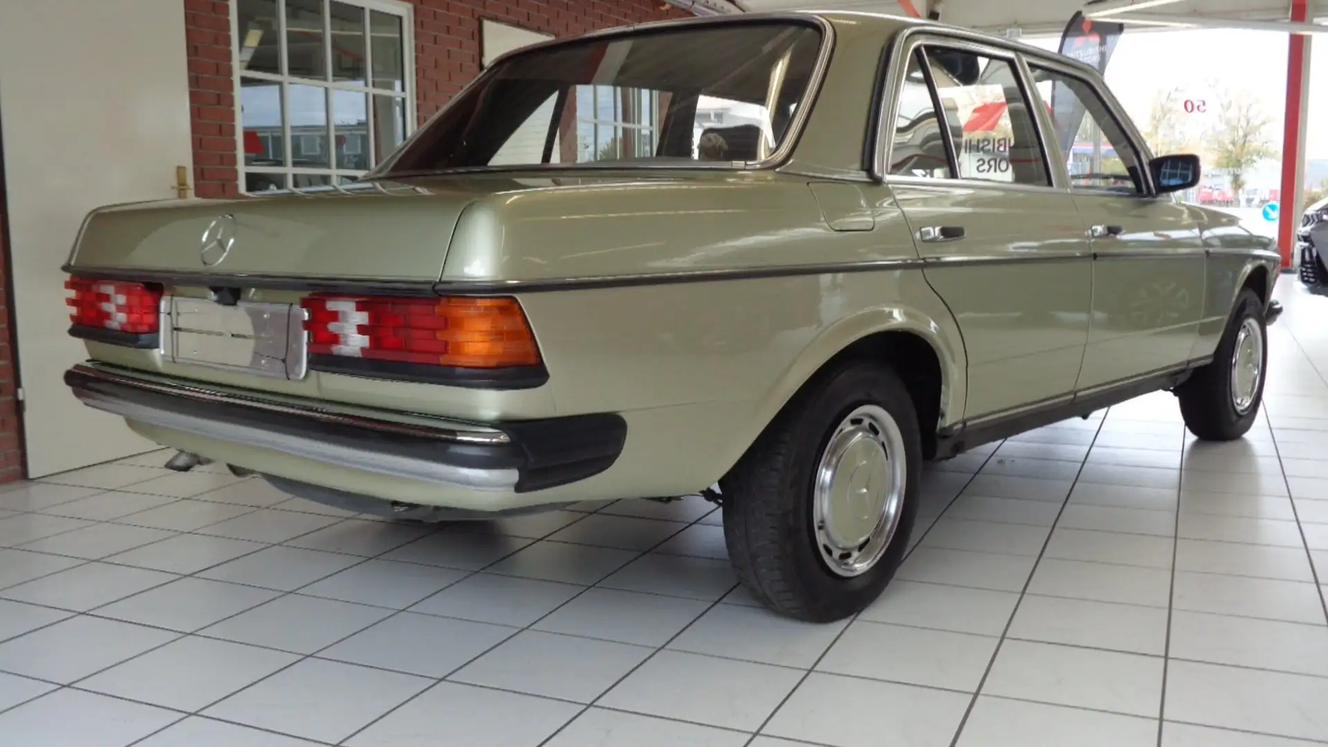 Mercedes-Benz Baureihe 123 230E( 123) H-Kennzeichen Guter Zustand Grün - 2
