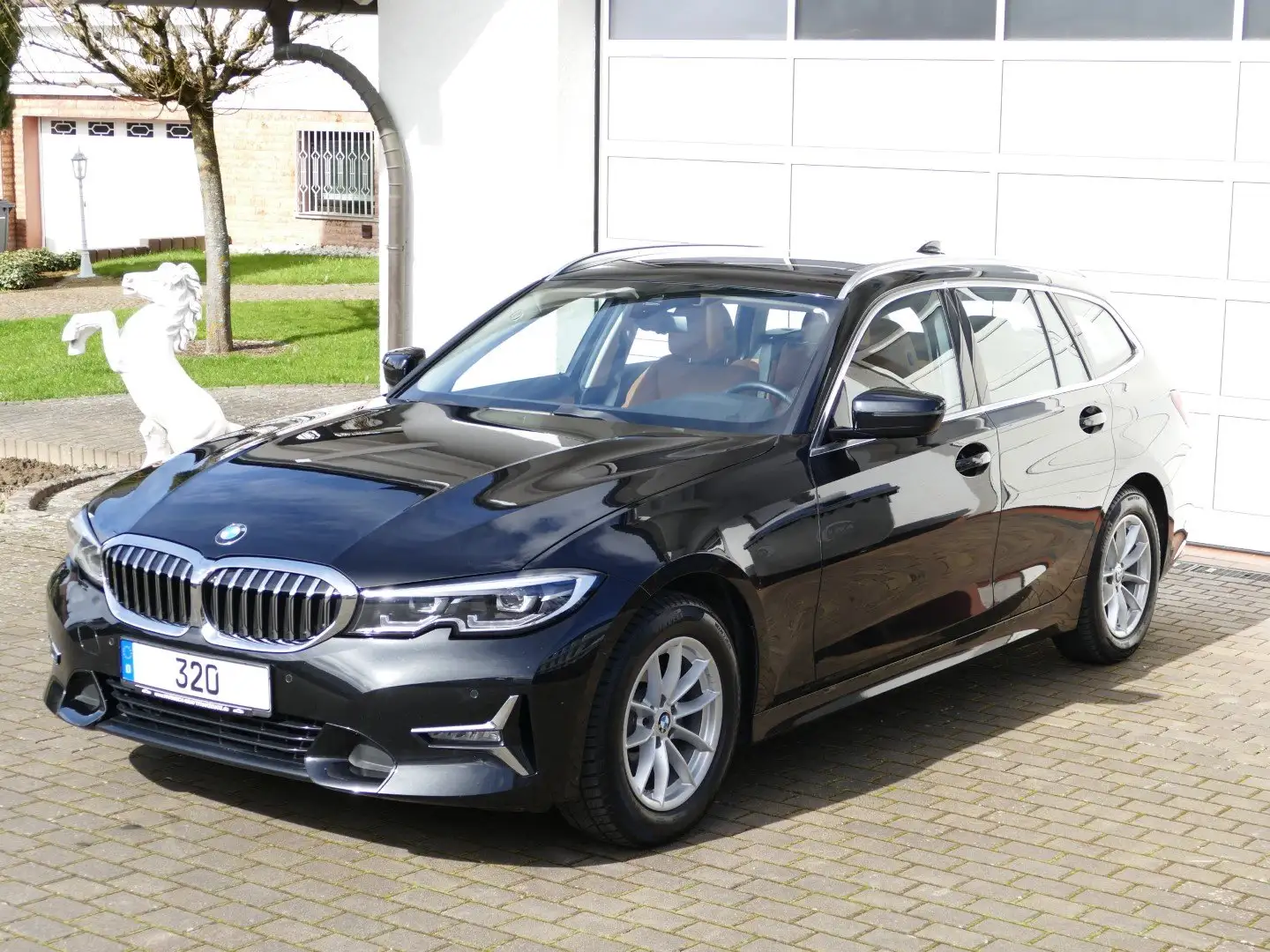 BMW 320 i Touring Luxury * Panoramadach+el.AHK+LED+Live ! Schwarz - 1