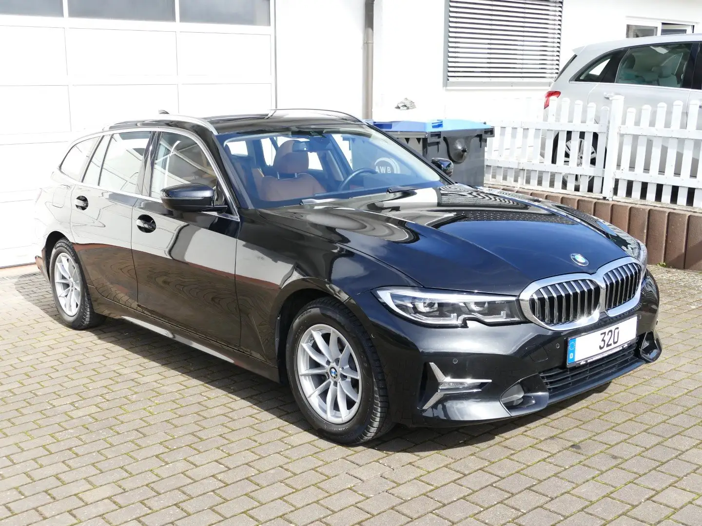 BMW 320 i Touring Luxury * Panoramadach+el.AHK+LED+Live ! Schwarz - 2