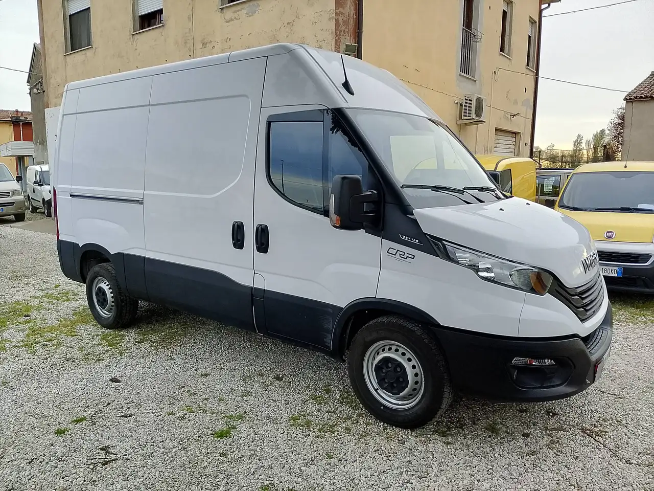 Iveco Daily 2023 — фото 9