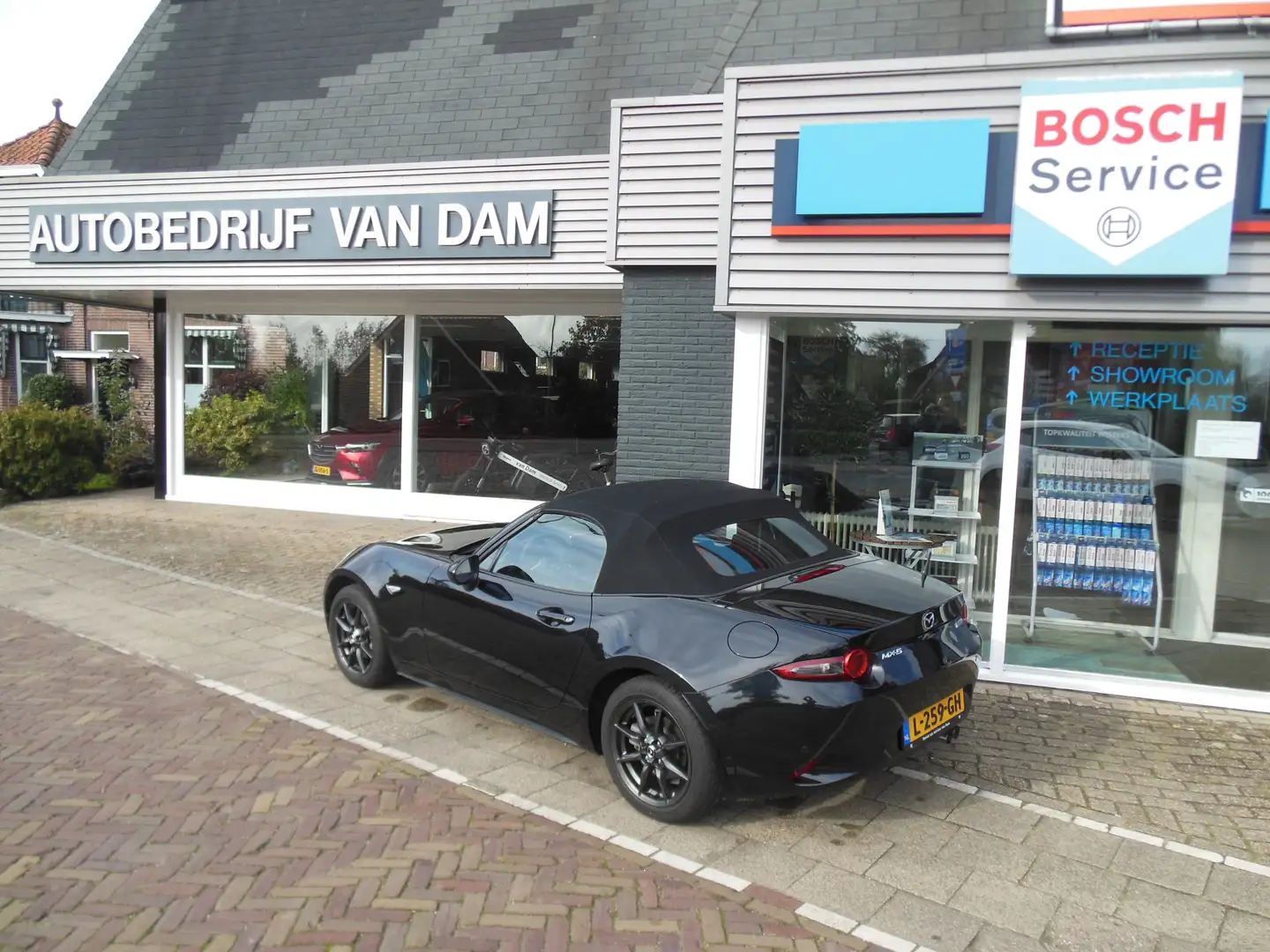Mazda MX-5 1.5 SkyActiv-G leer/carplay 12 maanden Bovag garan Schwarz - 2