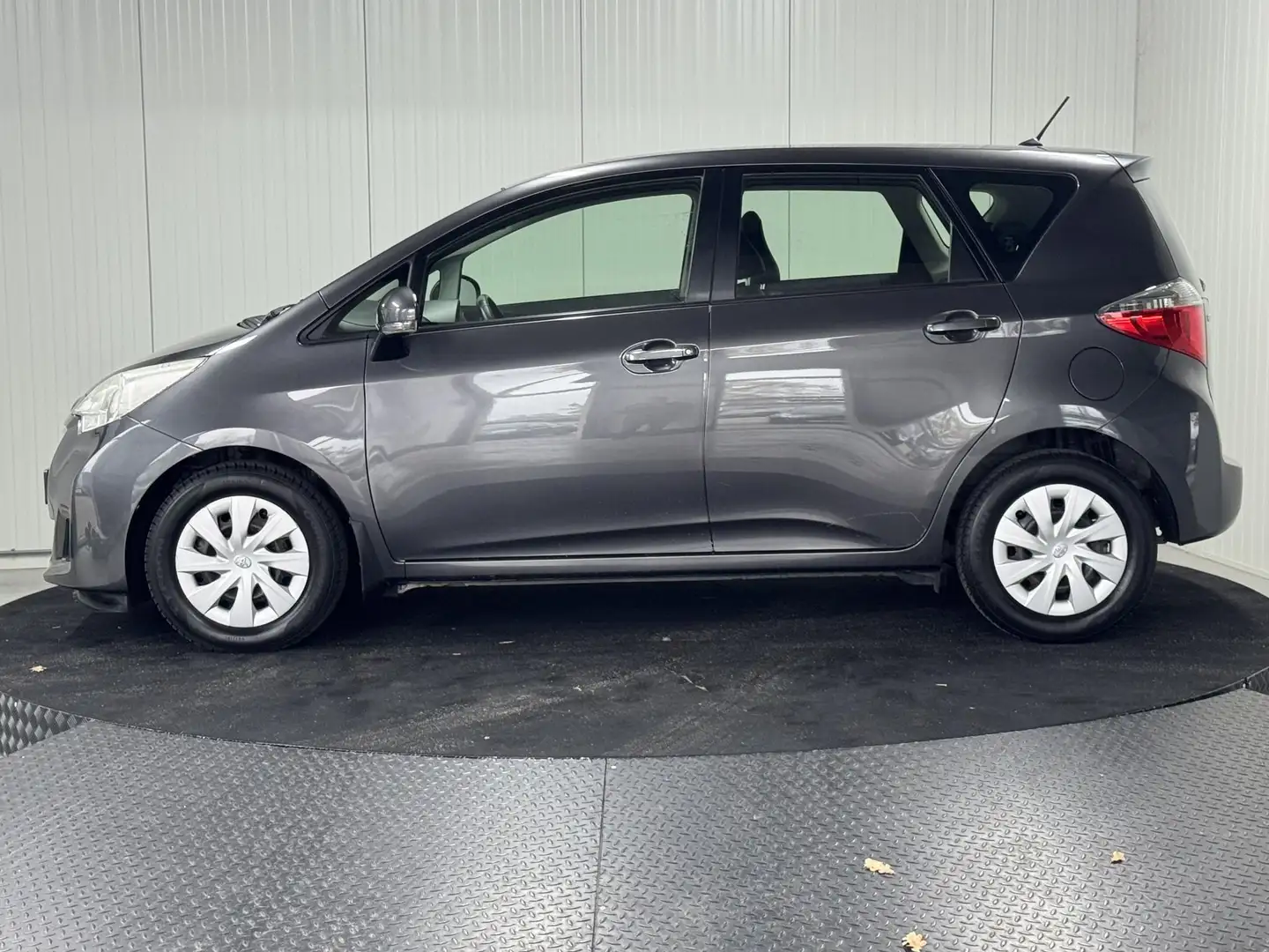 Toyota Verso-S 1.3 VVT-i Aspiration Automaat Leder NL Camera Grijs - 2