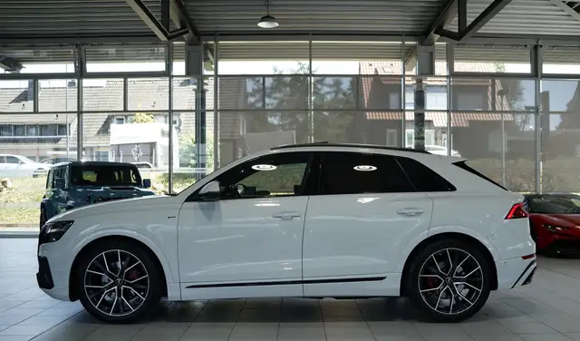 Audi Q8 view 10