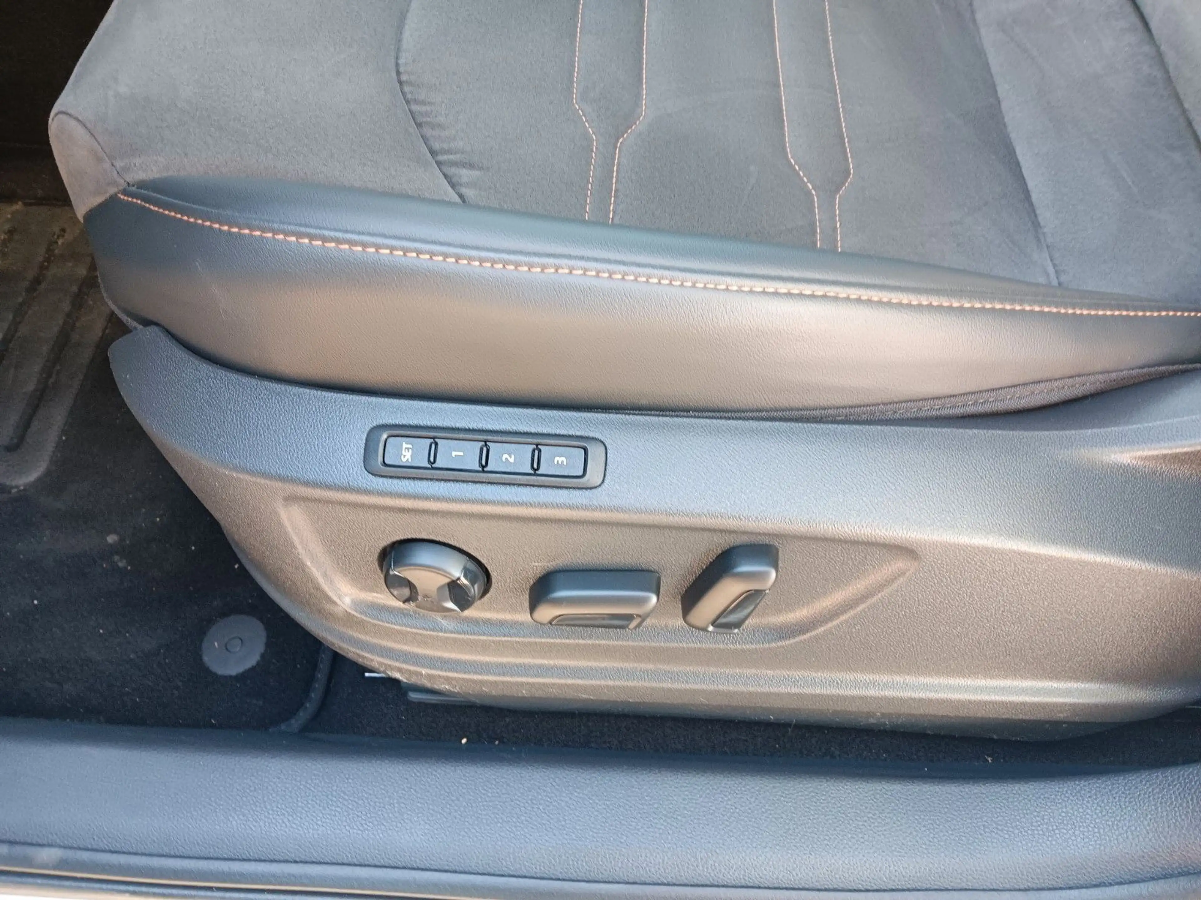 CUPRA Ateca VZ 4Drive Schiebedach AHZV LED Navi Klima — photo 11