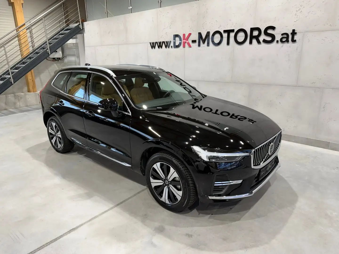 Volvo XC60 T8 Plus Bright Recharge Hybrid AWD / Pano / LED / Schwarz - 2
