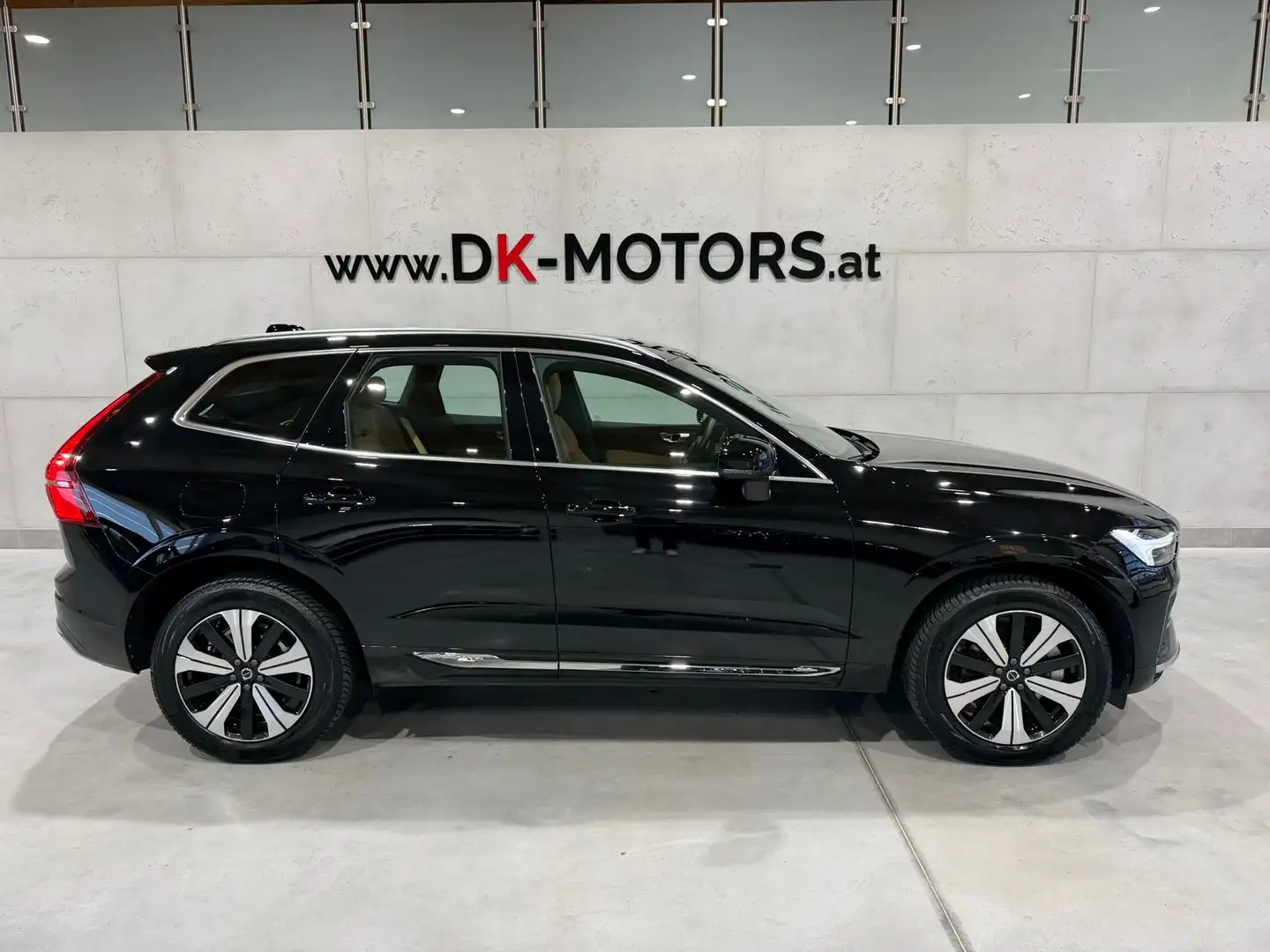 Volvo XC60 T8 Plus Bright Recharge Hybrid AWD / Pano / LED / Schwarz - 1