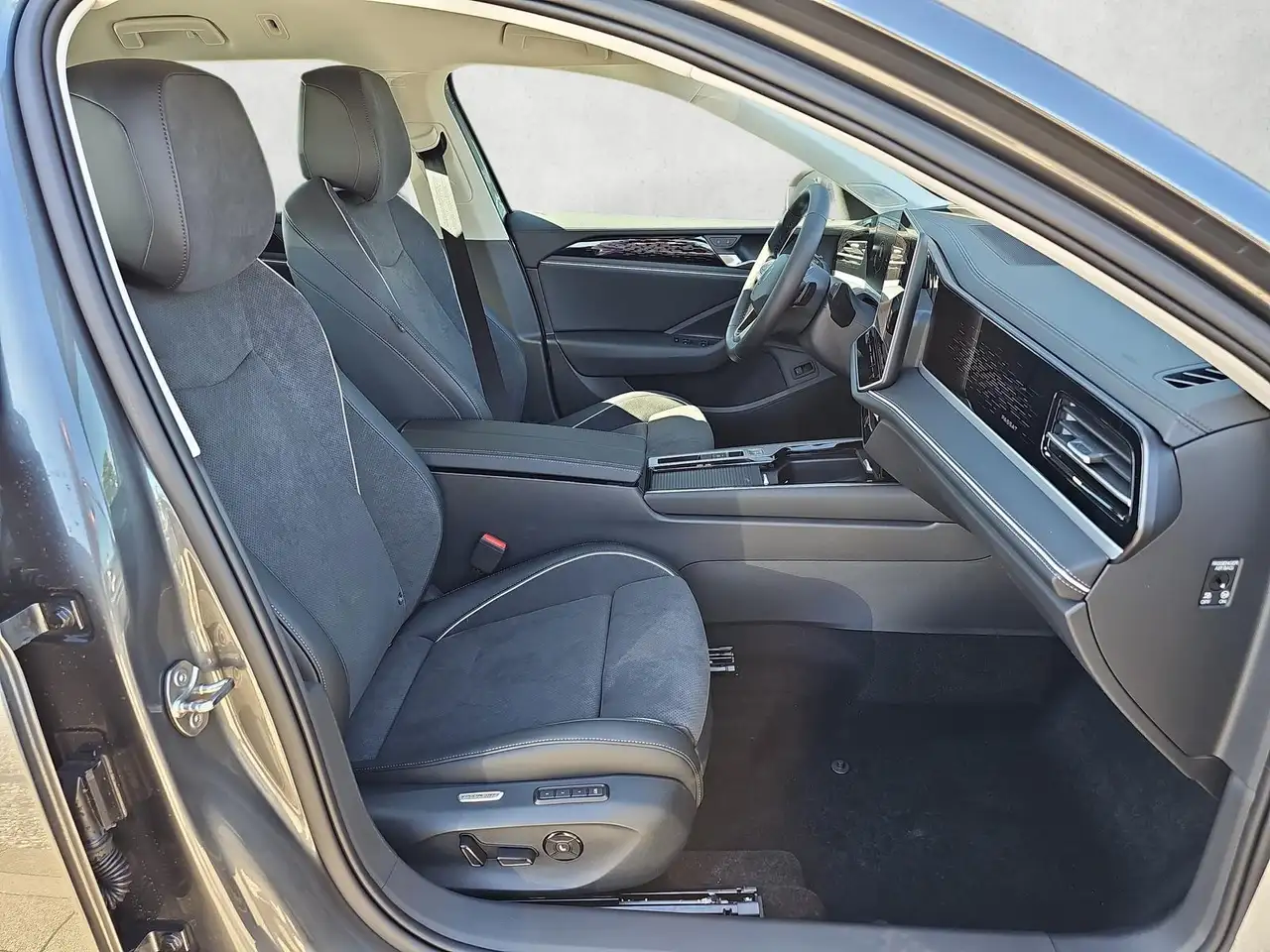 Volkswagen Passat Variant 2.0 TDI DSG Elegance IQ.Light AHK 11