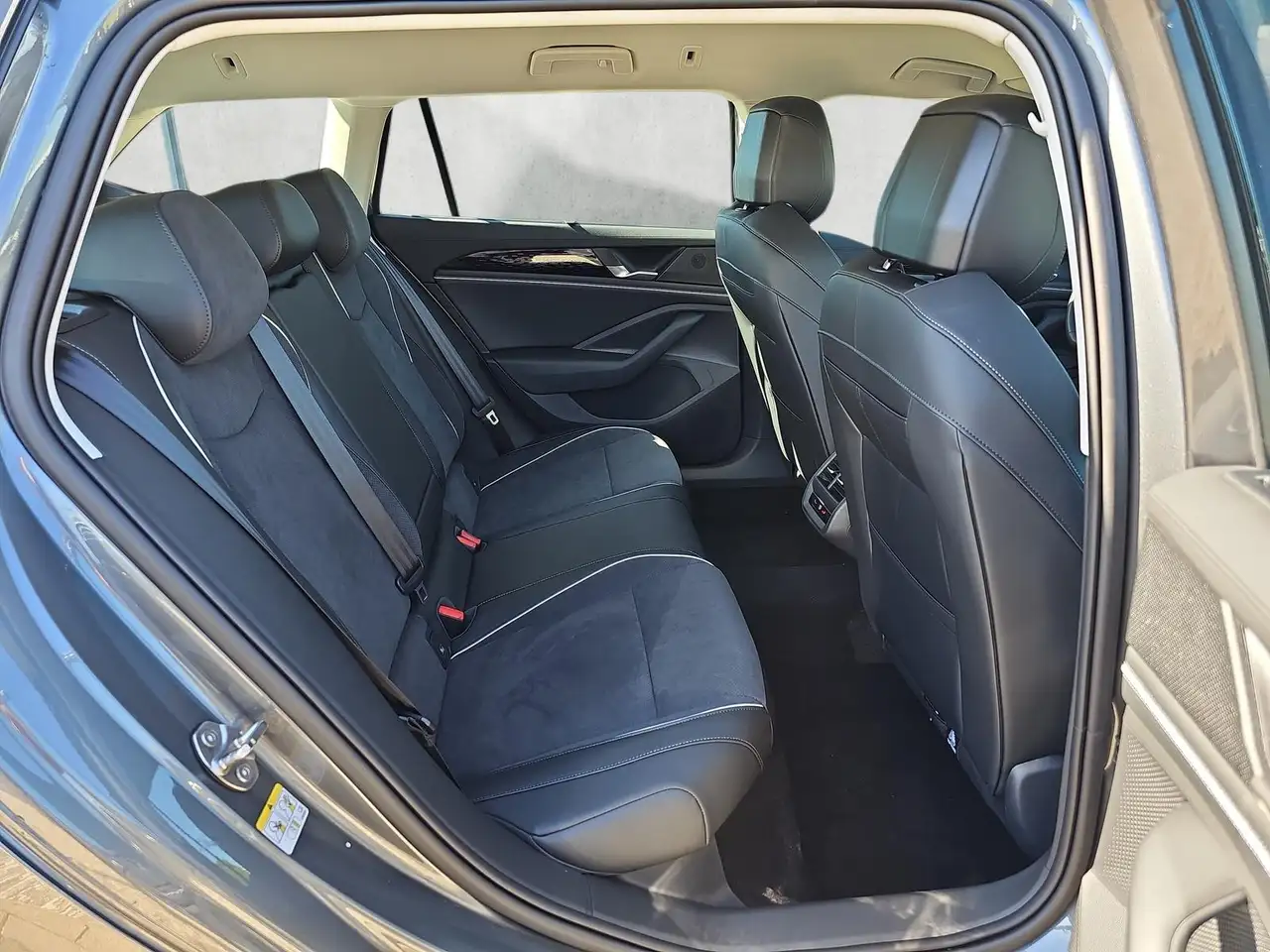 Volkswagen Passat Variant 2.0 TDI DSG Elegance IQ.Light AHK 14