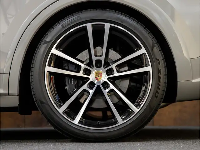 Porsche Cayenne view 15