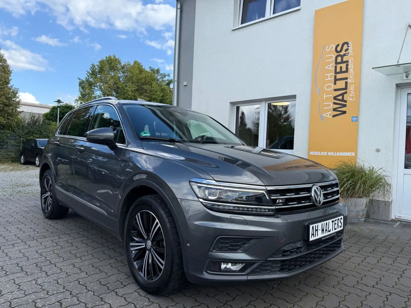 Volkswagen Tiguan Sound R-Line=Scheckheft-AHK-1.Hand= Grau - 1