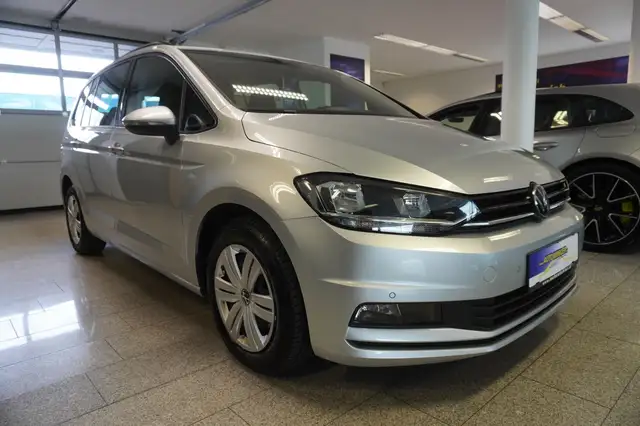 Volkswagen Touran view 3
