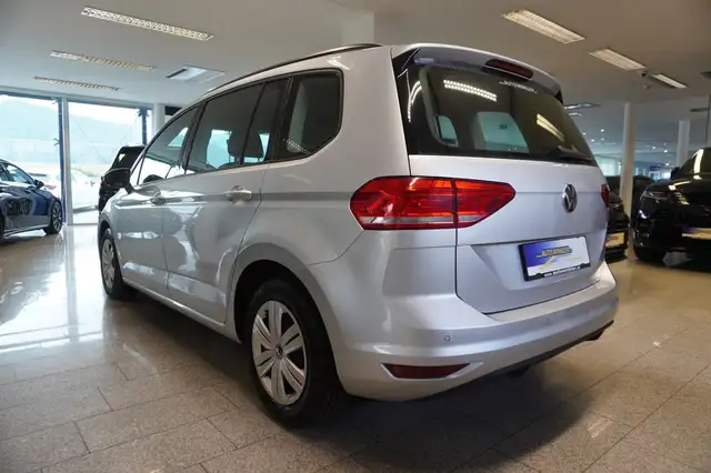 Volkswagen Touran view 4