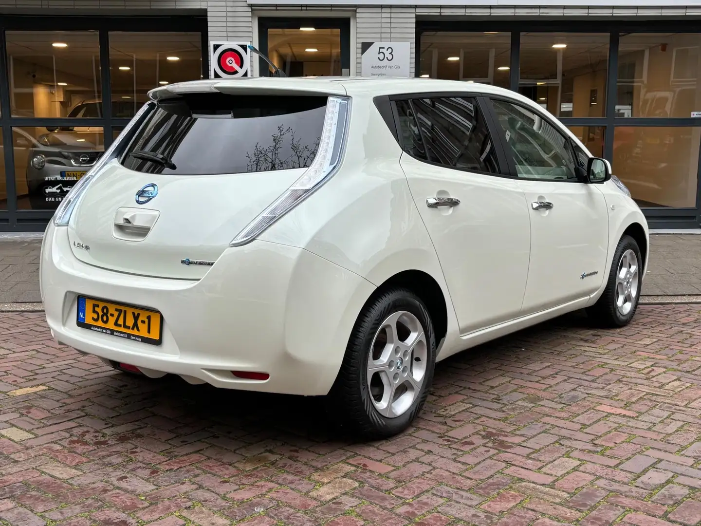 Nissan Leaf Base 24 kWh AUTOMAAT | AIRCO | KEYLESS | LED | NAV Wit - 2