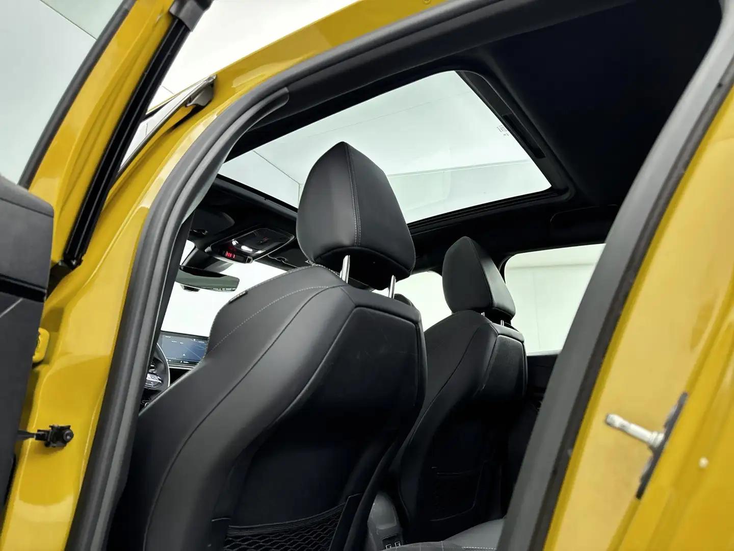 Peugeot e-208 EV GT Pack 50 kWh | Accu 92% | Panoramadak | Camer Jaune - 2