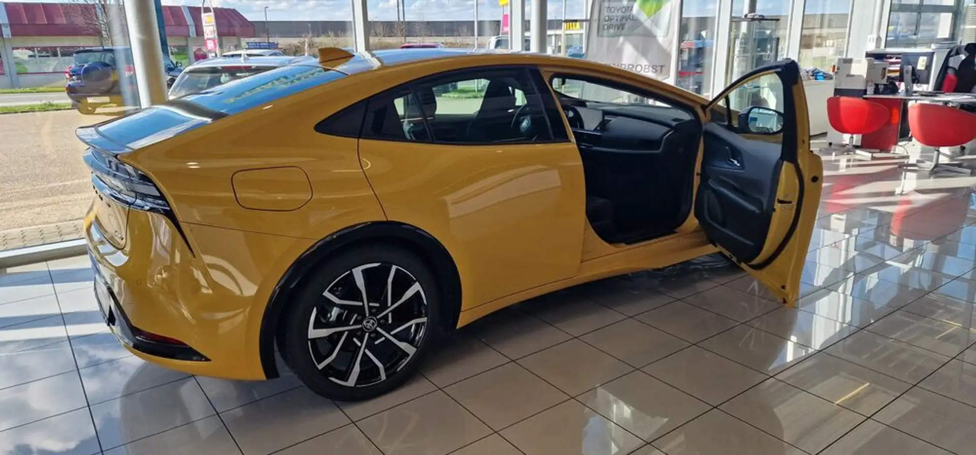 Toyota Prius Plug-in Hybrid Executive Jaune - 2