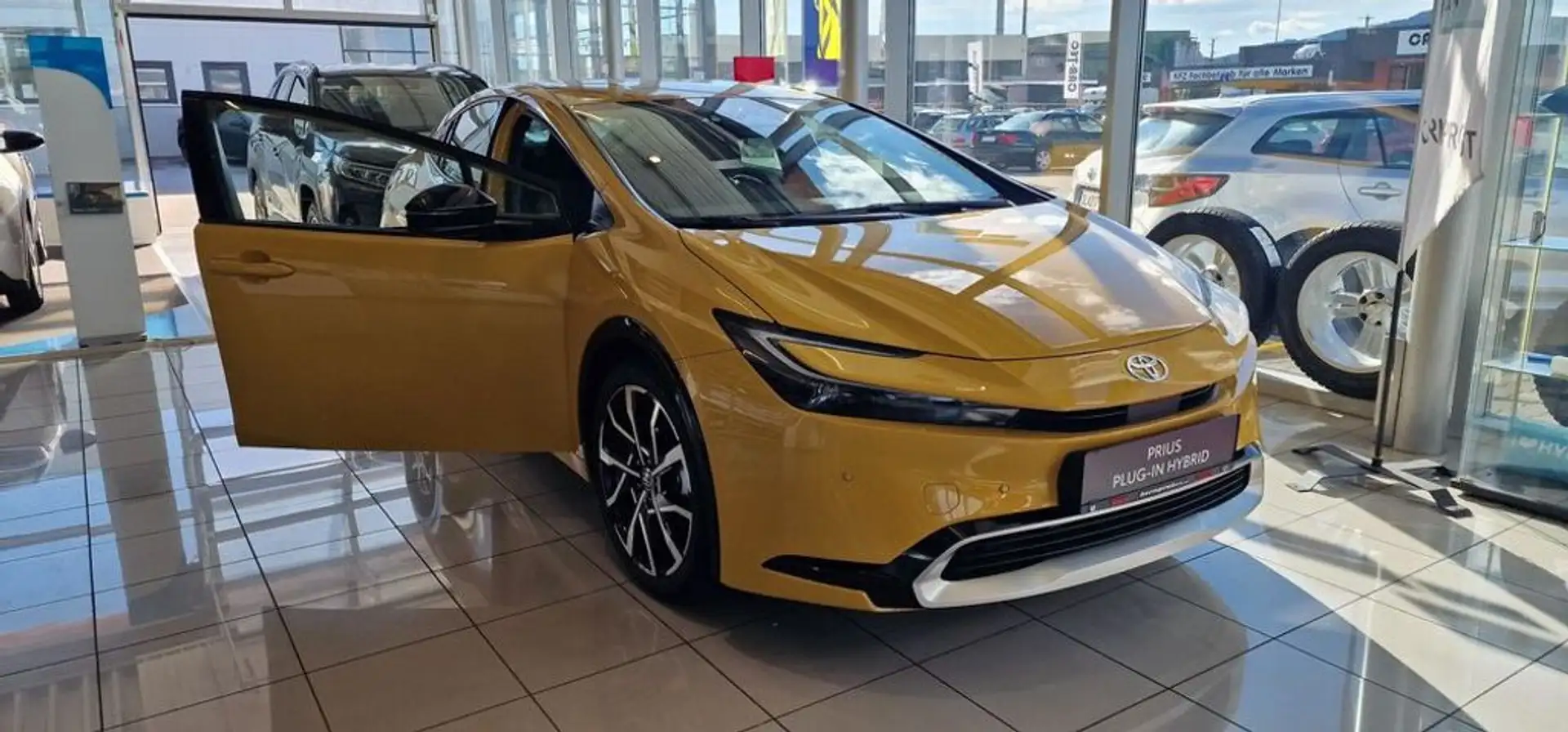 Toyota Prius Plug-in Hybrid Executive Jaune - 1