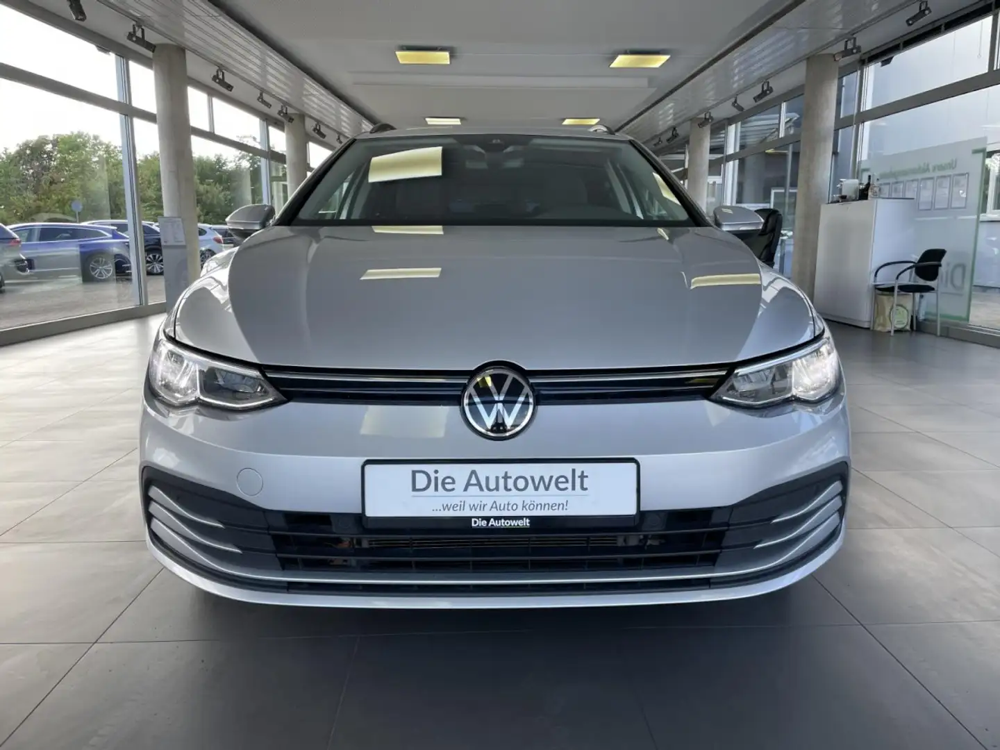 Volkswagen Golf VIII Variant 2,0 TDI Life NAVI LED PDC AHK Klima Silber - 2
