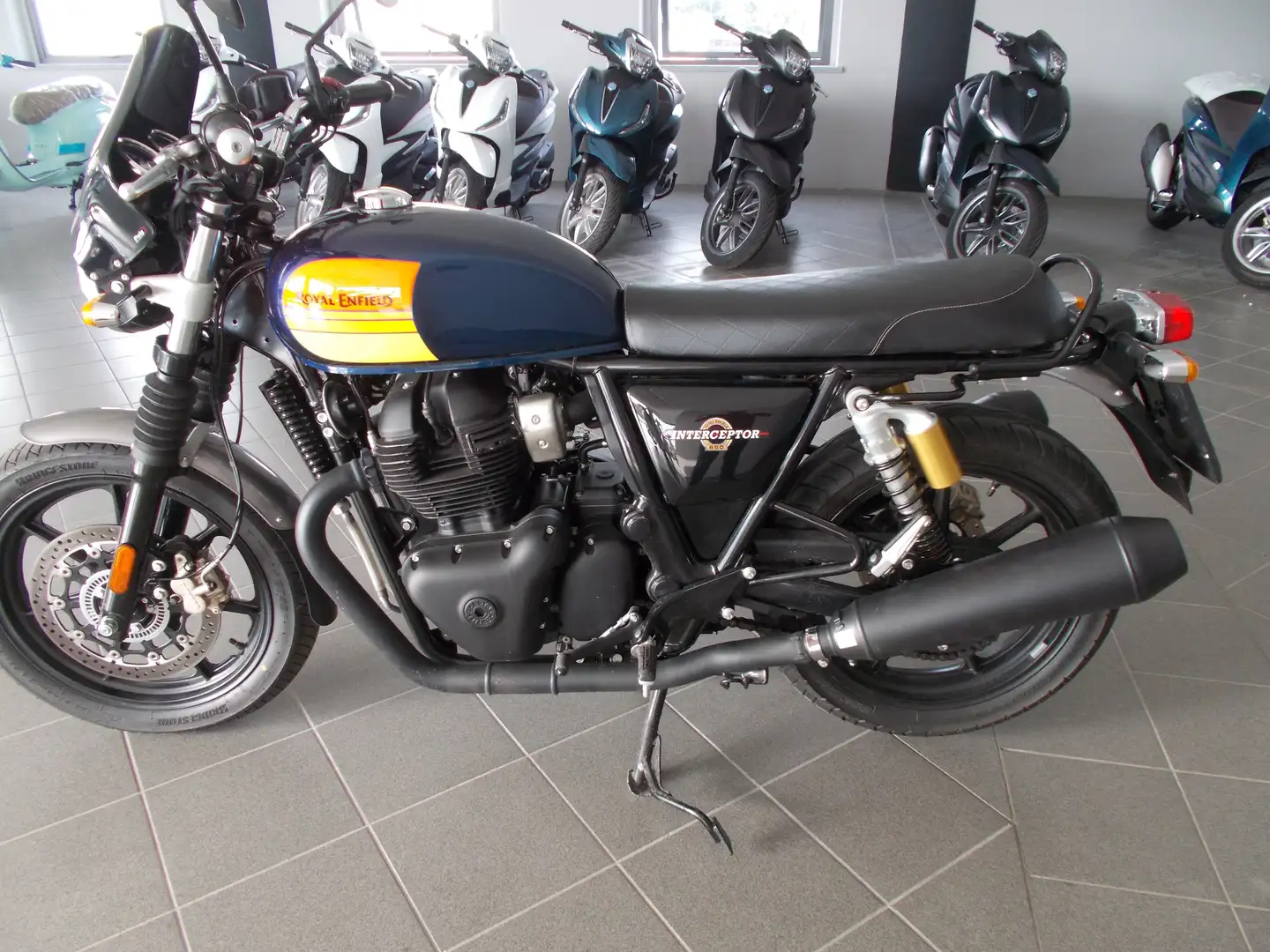 Royal Enfield Interceptor 650 Modrá - 2