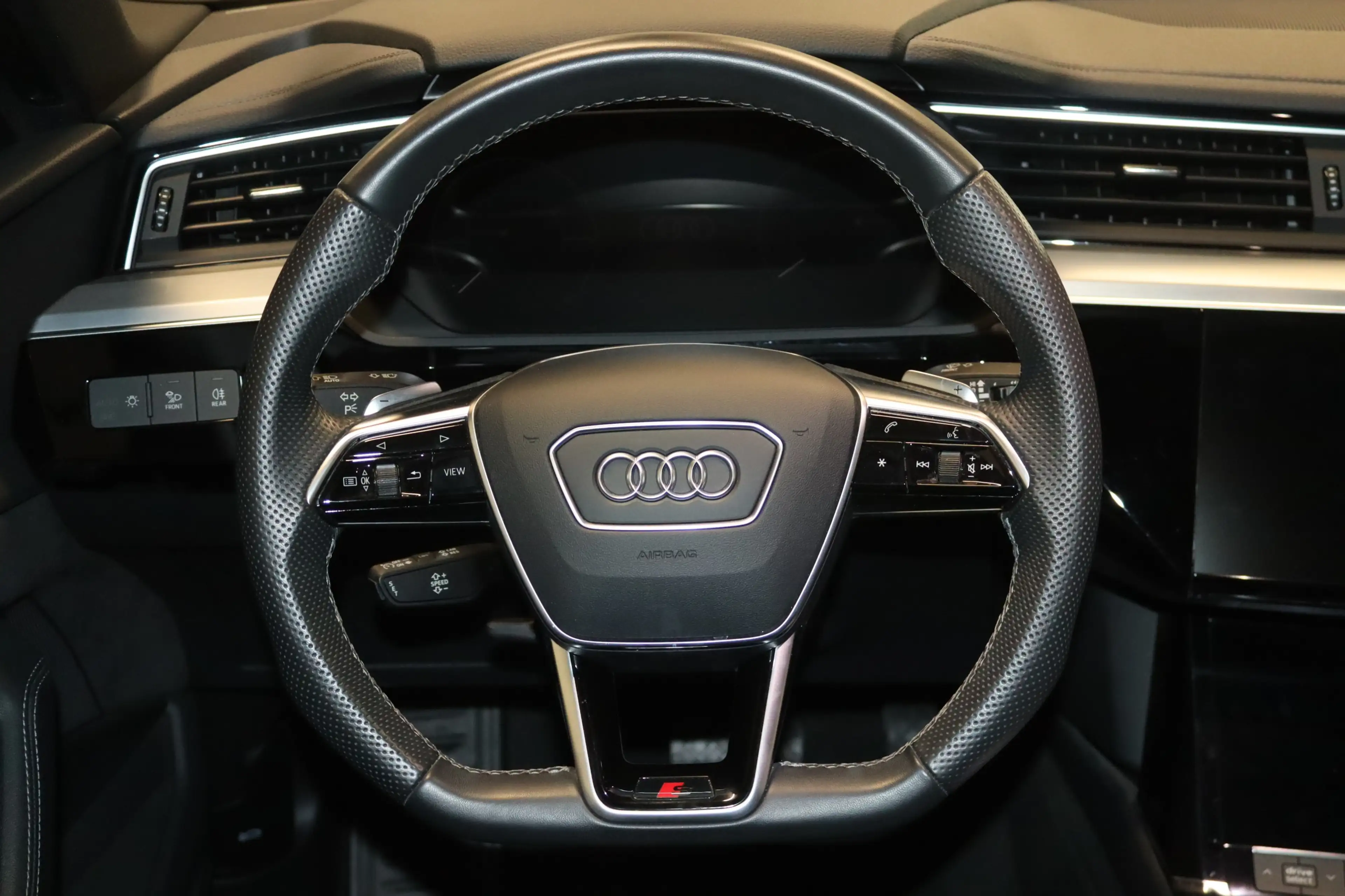 Audi e-tron 55 qu. 2x S line-PANO-AHK-MATRIX-KAM-SHZ- — photo 5