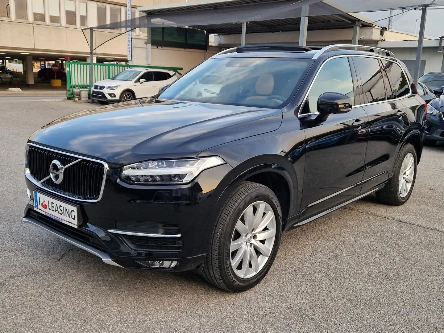 Volvo XC90 D5 AWD Momentum Schwarz - 1
