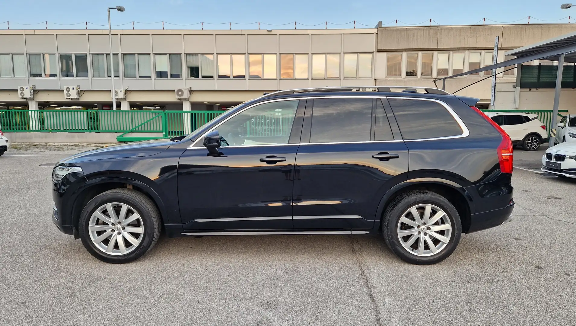 Volvo XC90 D5 AWD Momentum Schwarz - 2