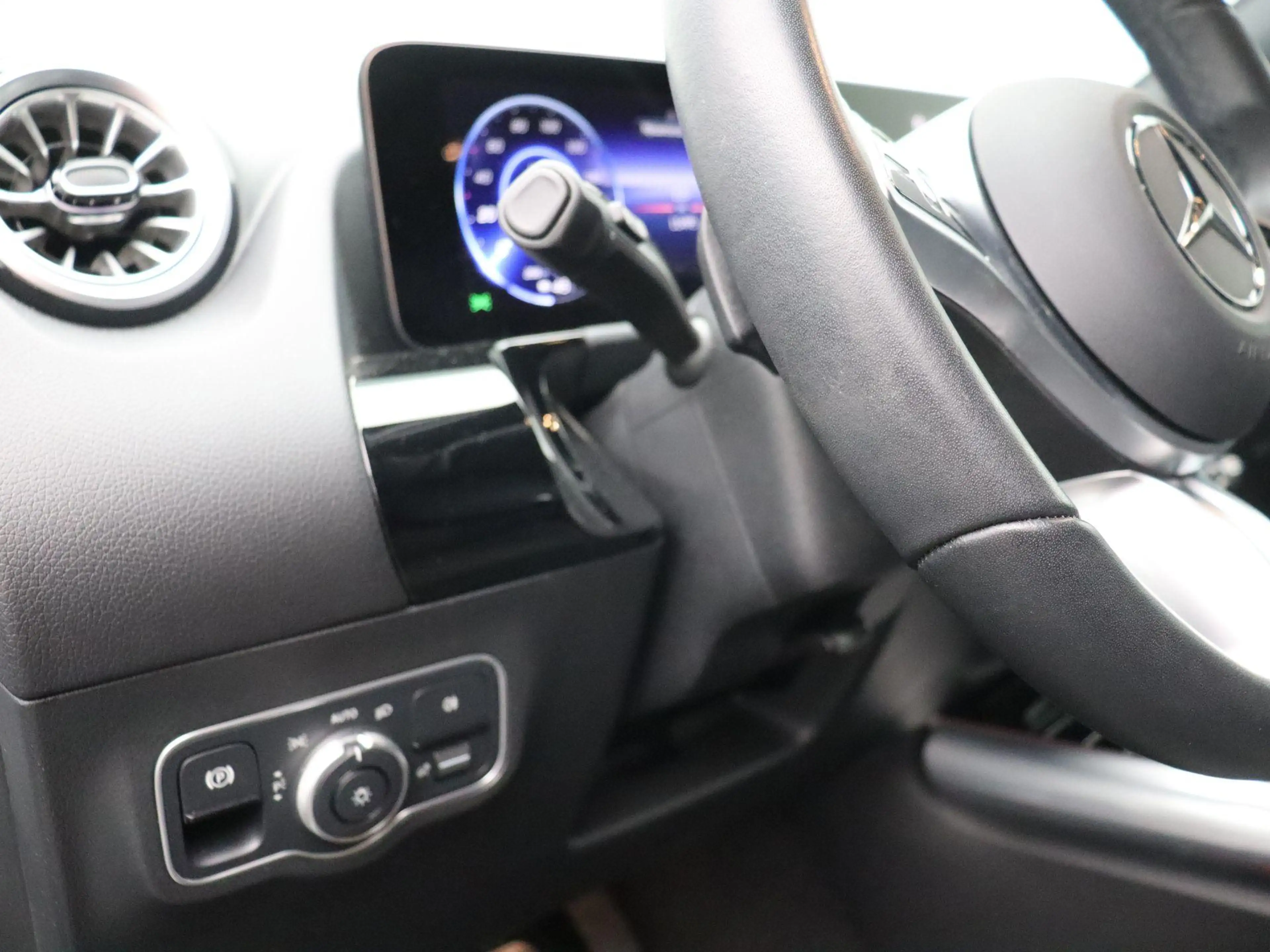 Mercedes-Benz EQA 250 250+ Business Line — photo 9