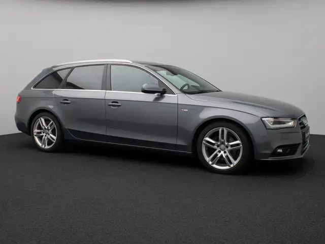Audi A4 view 4